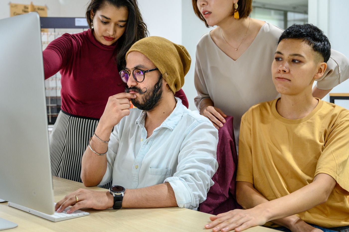 Equipo administrativo revisando información en una computadora